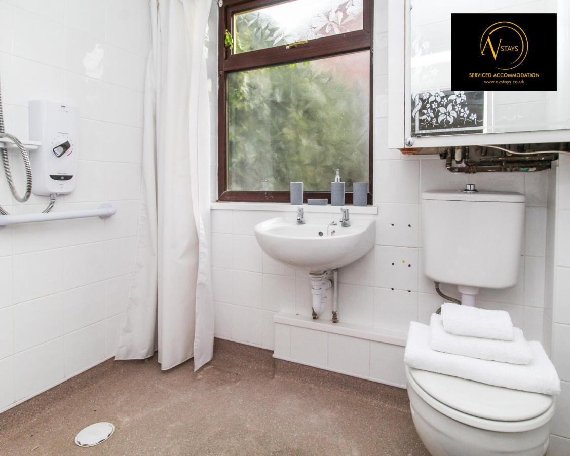 Modern House By Av Stays Short Lets & Serviced Accommodation St Helens St Helens  ภายนอก รูปภาพ